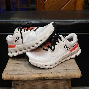 Women’s Size 7 On Cloud Shoe